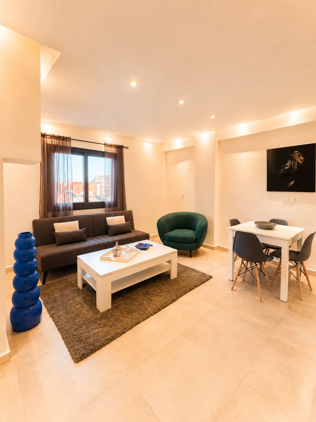 Petit salon avec niche et vase bleu